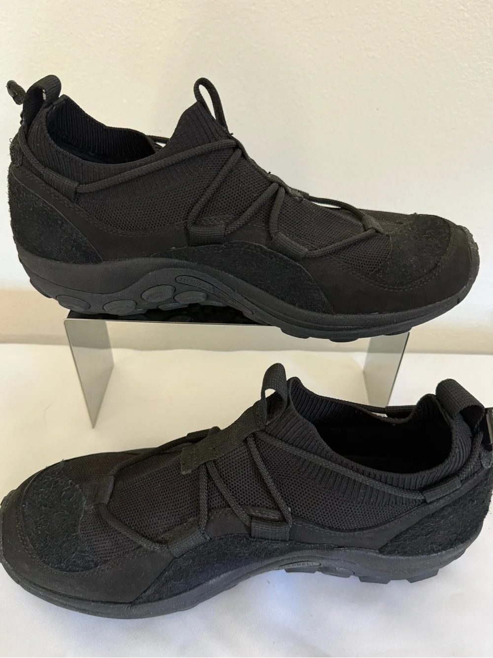 Men’s comfortable all black Merrill jungle, mock Explorer shoes. Mens 10.5